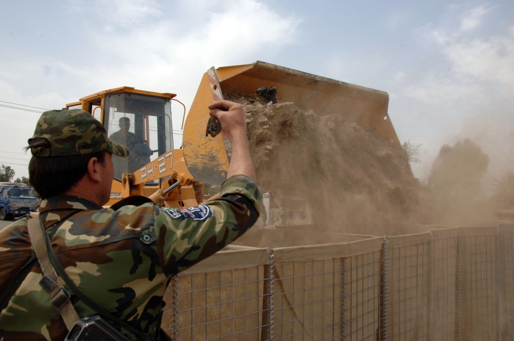 Iraqi Police Construct Barricades