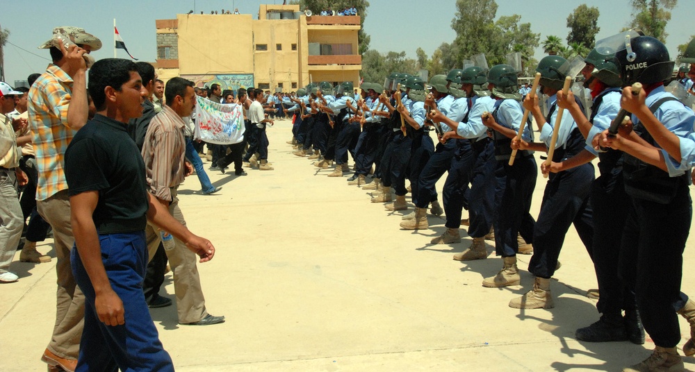 Over 300 Sons of Iraq graduate Iraqi Police training in Kirkuk