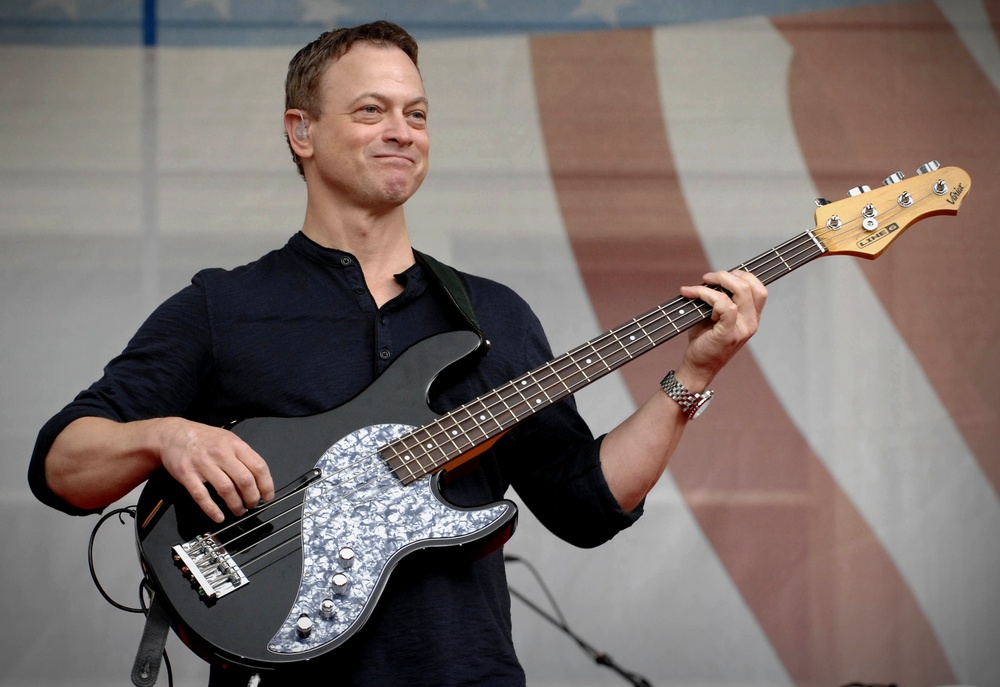 Sinise Rocks Pentagon, Supports Troops