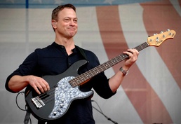 Sinise Rocks Pentagon, Supports Troops