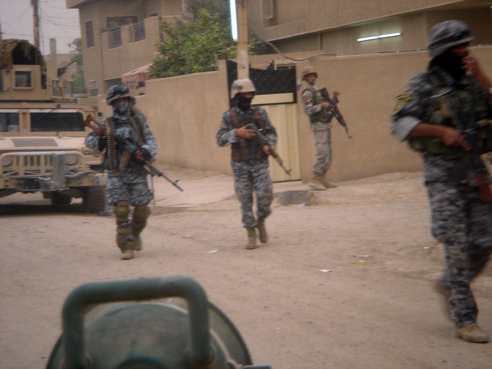Iraqi army, national police join together; find weapons cache
