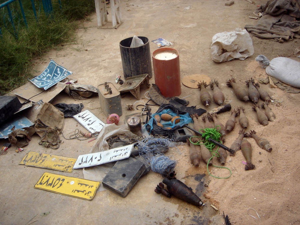 Iraqi army, national police join together; find weapons cache