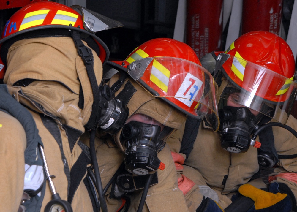 USS Peleliu Sailors practice fighting simulated fires