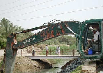 Iraqi government funds canal cleaning