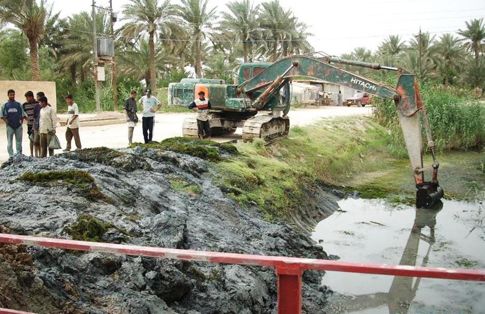 Iraqi government funds canal cleaning