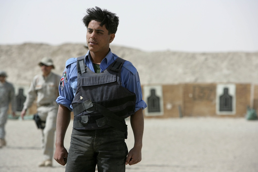 Iraqi policemen maintain marksmanship proficiency at rifle range