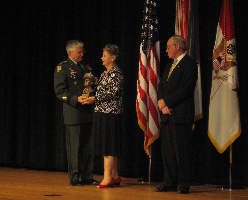 'Regulars' Bn. captain earns MacArthur Leadership Award