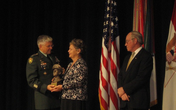 'Regulars' Bn. captain earns MacArthur Leadership Award