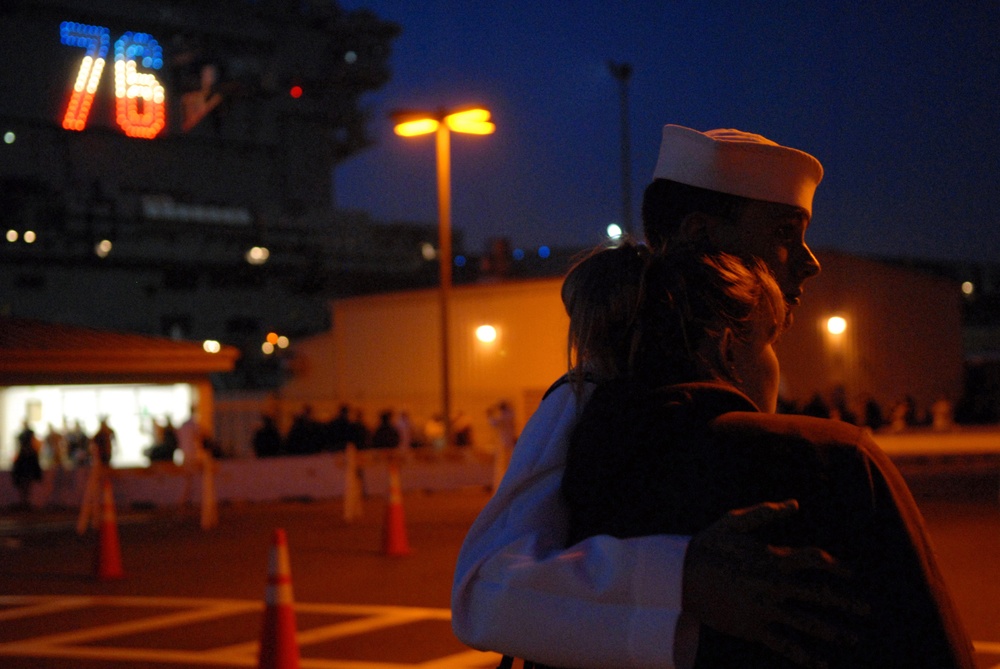 Airman embraces wife before deployment
