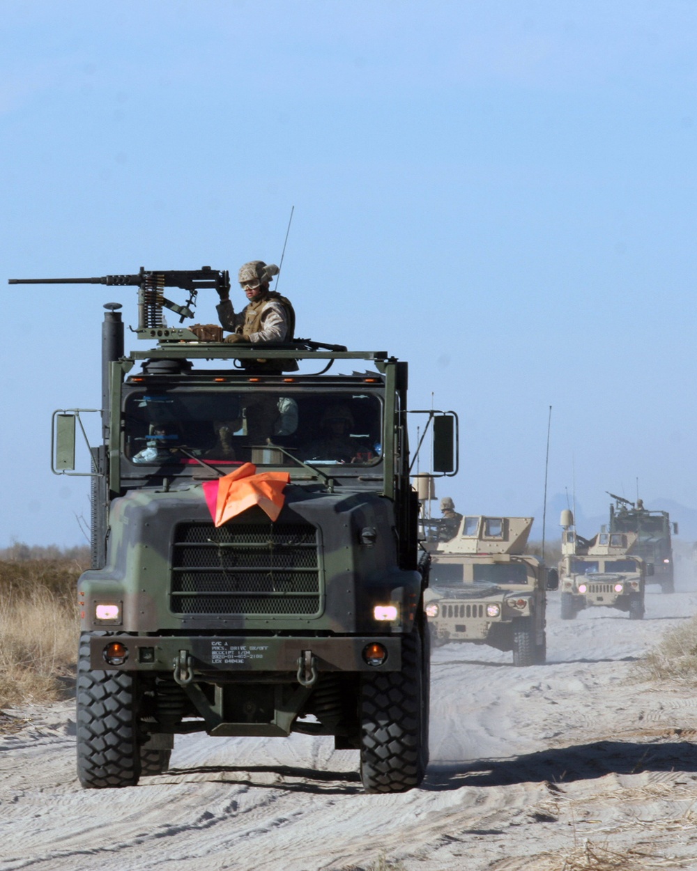 Marine convoy moves into Arizona town for Desert Talon exercise