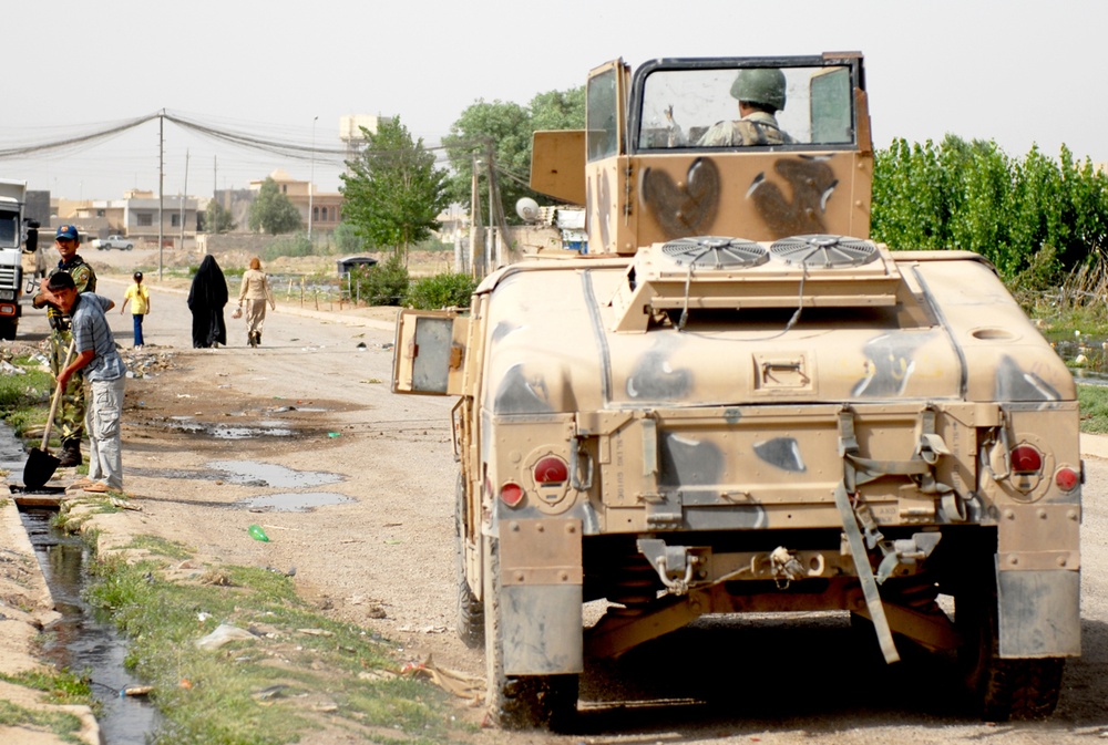 Iraqi Army Leads Patrol