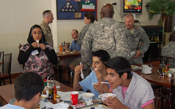 Kuwaiti Students Visit Troops
