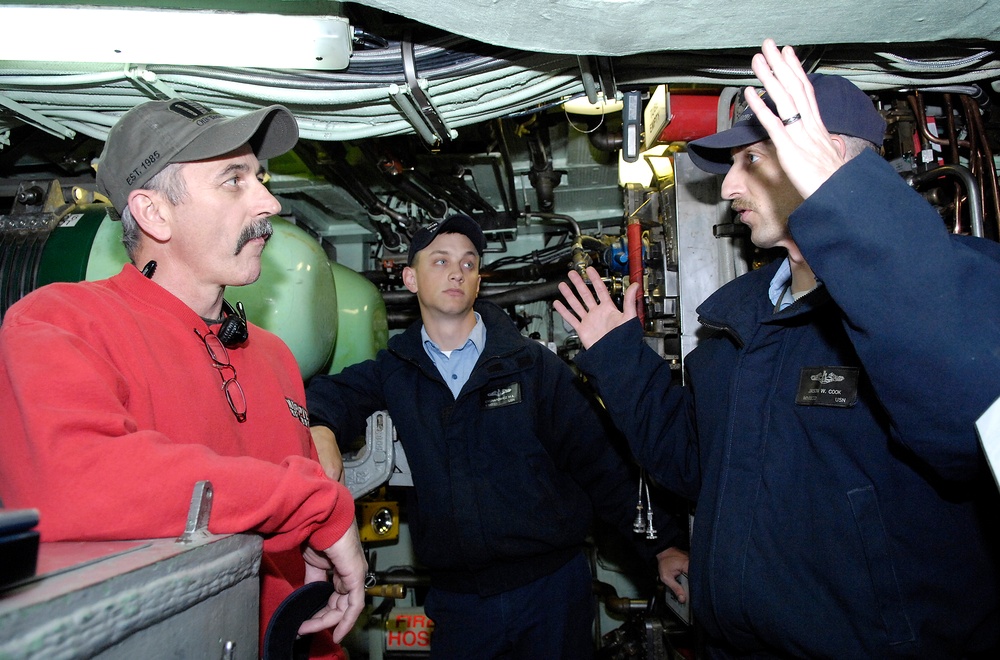 Aaron Tippin visits Sailors