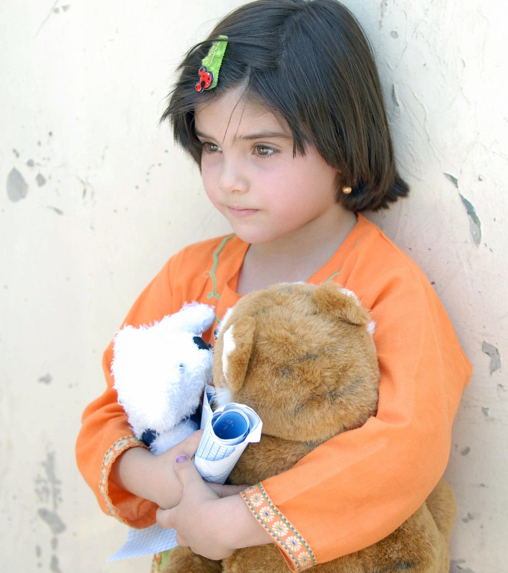 Iraqi army soldiers share tender moment with children in Jamilla