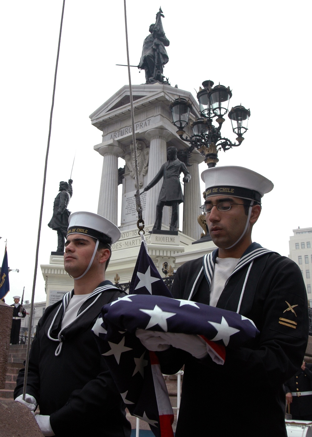 Sailors lay wreath at Heroes of Iquique Monument