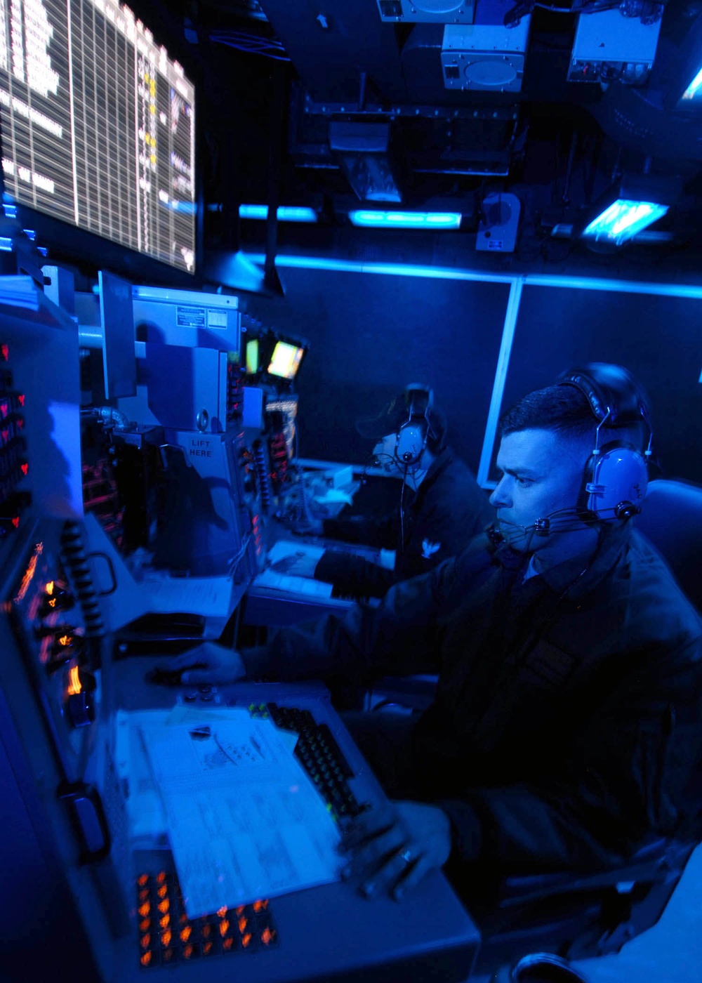 USS Abraham Lincoln Sailors stay sharp while underway