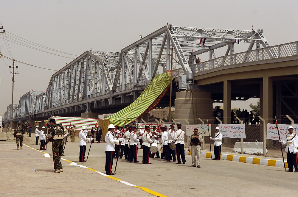Iraqis hold grand re-opening of Sarafiyah Bridge - Rusafa-Karhk roadway bridge opens after reconstruction