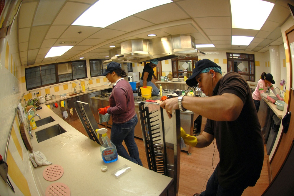 USS Blue Ridge Sailors conduct community service project in Hong Kong