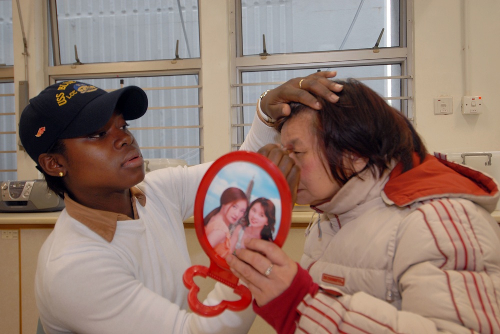 USS Blue Ridge Sailors conduct community service project in Hong Kong