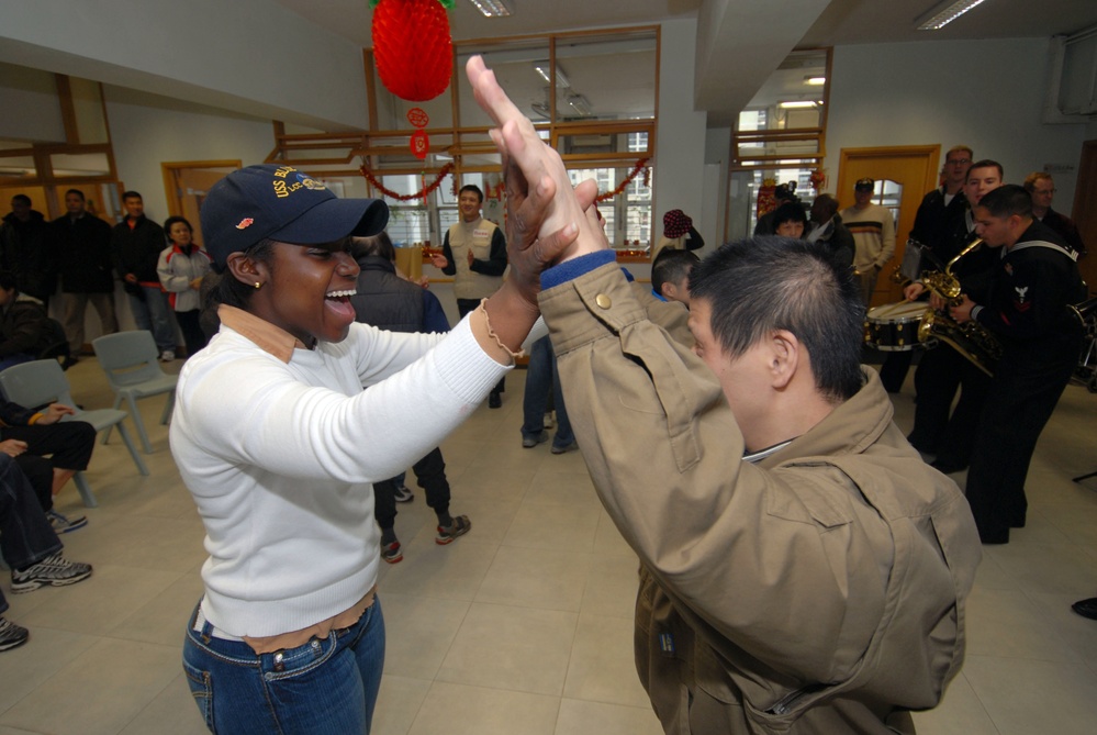 USS Blue Ridge Sailors conduct community service project in Hong Kong