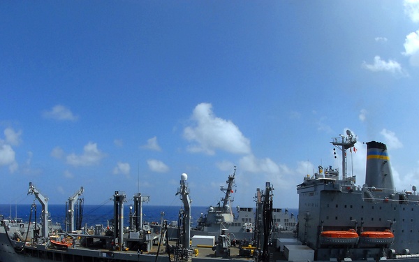 USNS Tippecanoe replenishes USS Peleliu