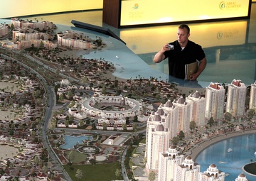 Soldiers tour The Pearl - Qatar's island masterpiece