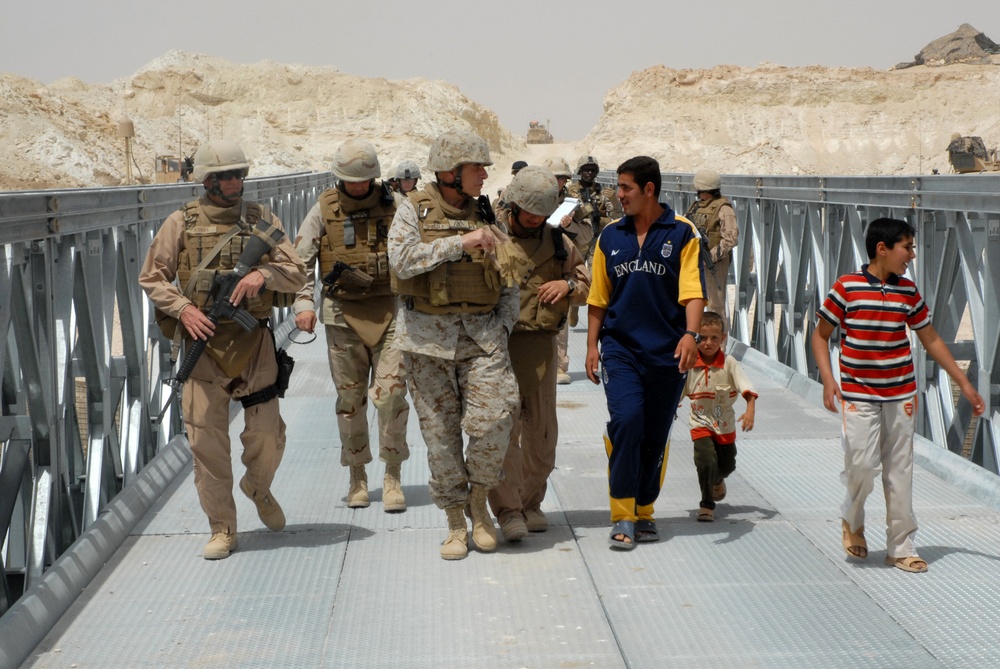 Marine general visits newly-built bridge near Baghdadi