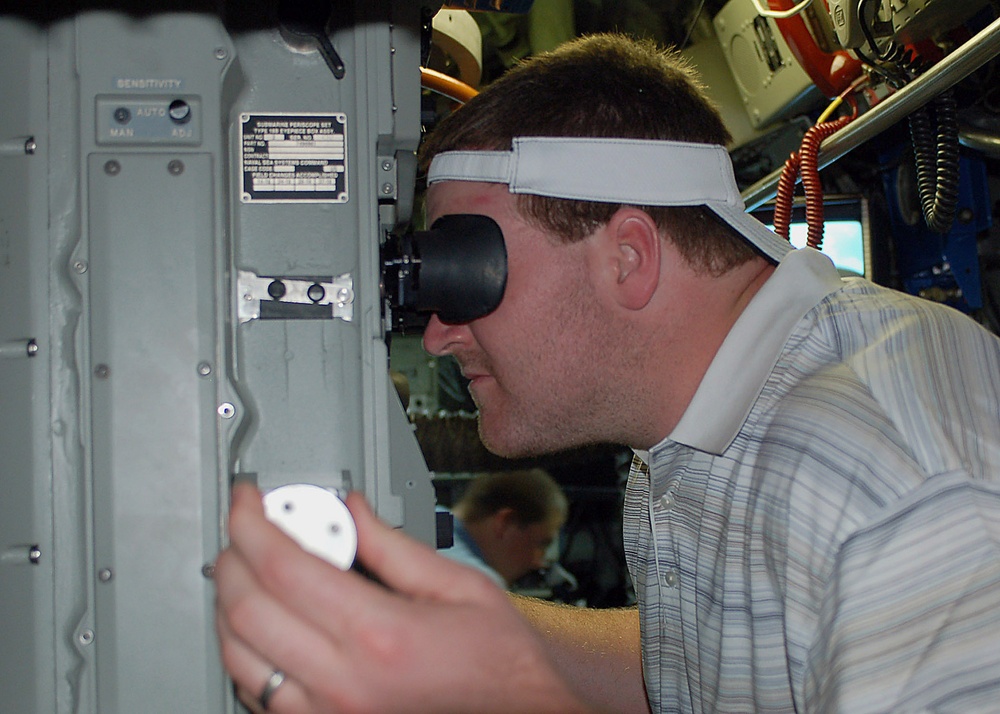 Pro football player eyes periscope aboard USS Los Angeles