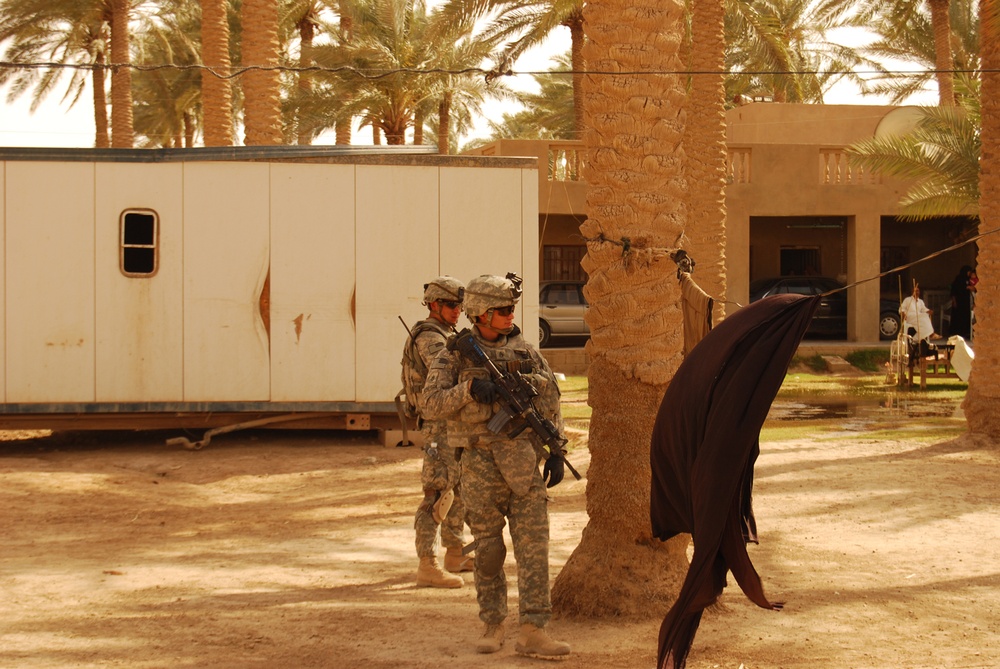 Tigers visit Iraqi village