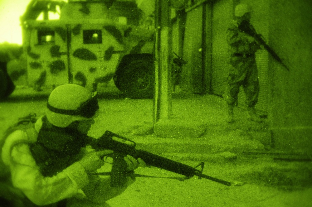 Iraqi army soldiers provide security in Sadr City