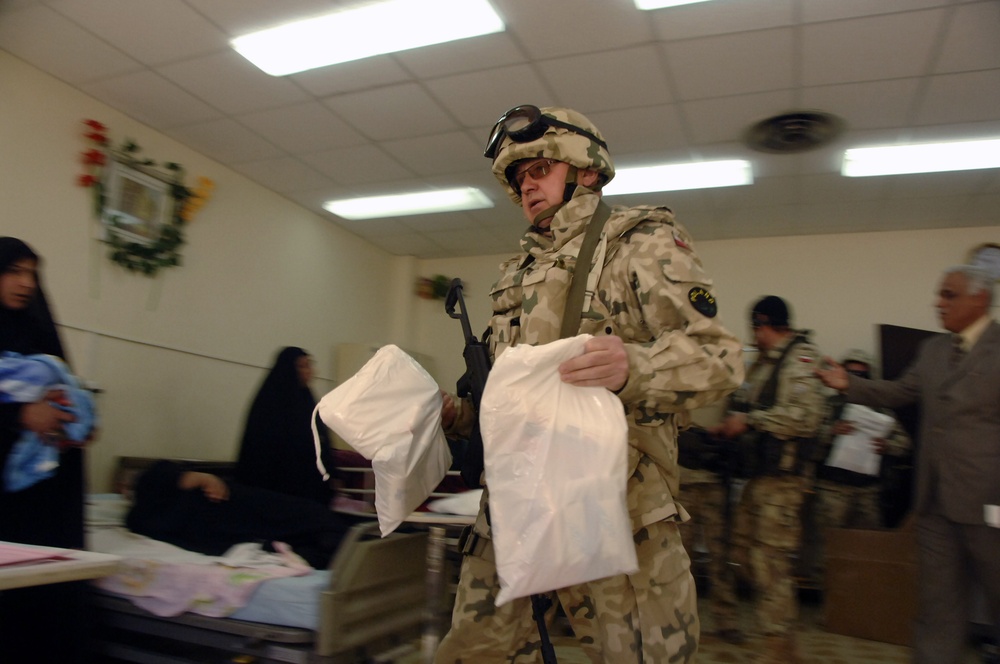 Patients in Ad Diwaniyah receive care packages