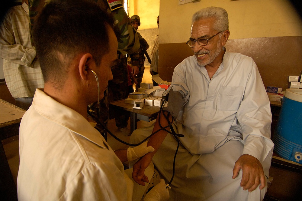 Iraqi Army Doctors Provide Care