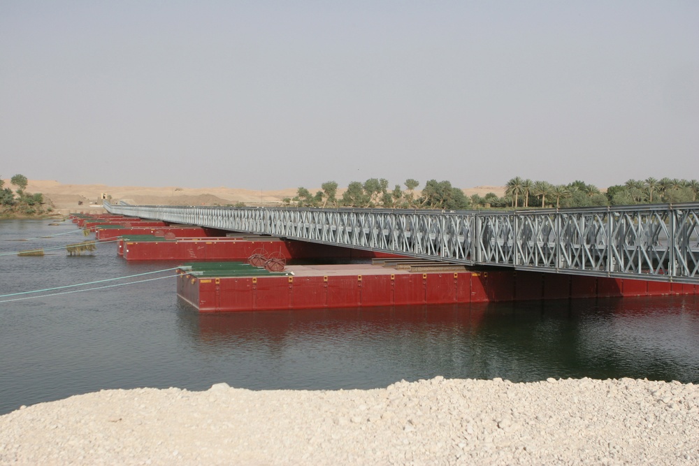 U.S. military and Iraqis in Baghdadi complete new way to cross Euphrates