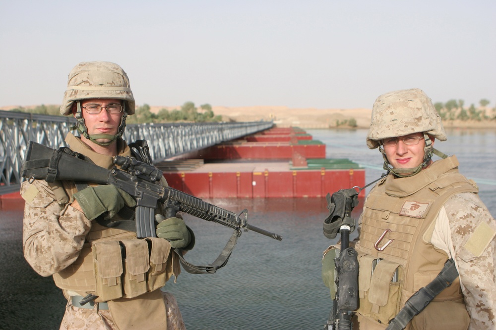 U.S. military and Iraqis in Baghdadi complete new way to cross Euphrates