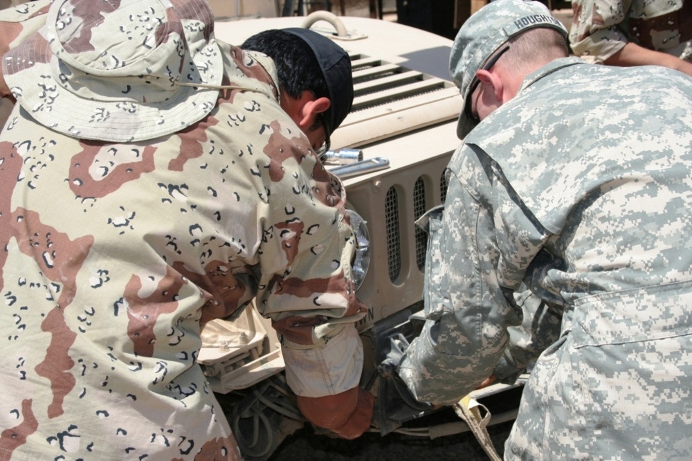 Iraqi army soldiers complete maintenance training course