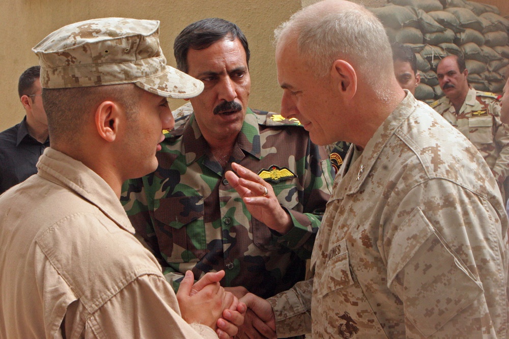 MNF-W Commander visits US advisors, Iraqi officials