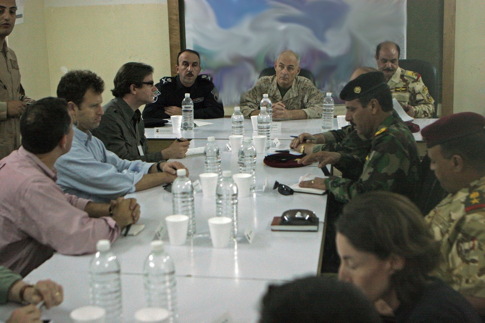 MNF-W Commander visits US advisors, Iraqi officials