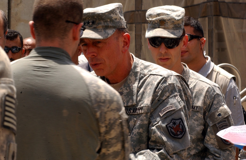 Gen. Petraeus Visits MND-B Troops