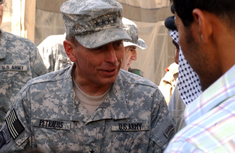 Gen. Petraeus Visits MND-B Troops