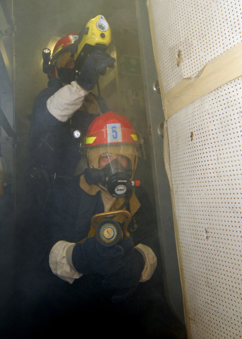 USS Lake Erie Sailors practice firefighting techniques