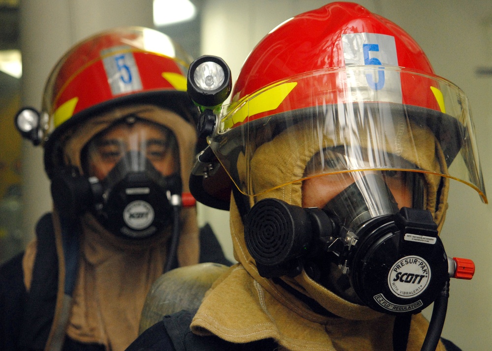 USS Lake Erie Sailors practice firefighting techniques