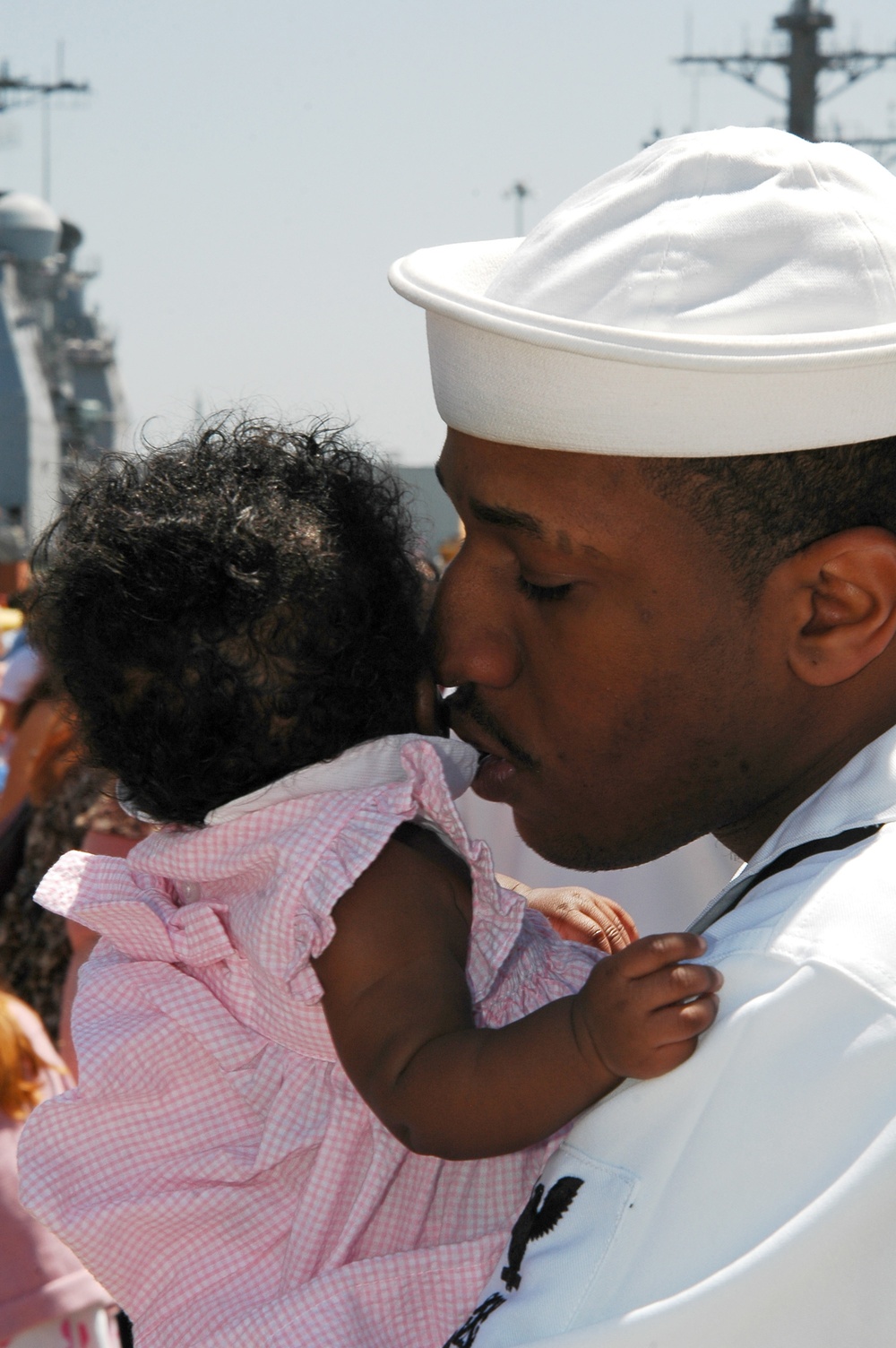 Sailor embraces new daughter at USS Tawara homecoming