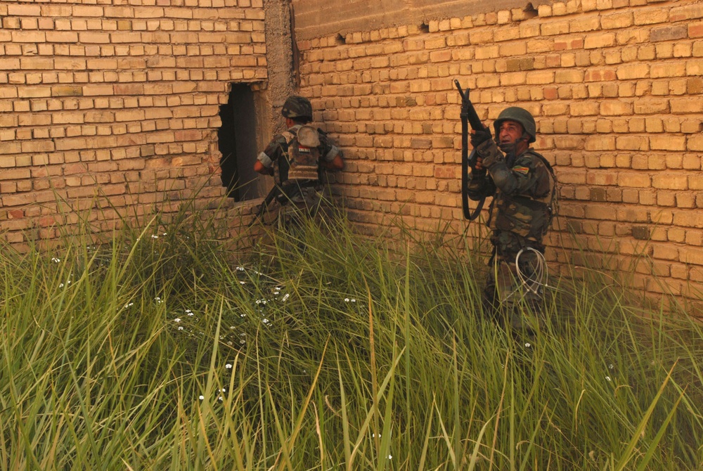 Iraqi Army soldiers conduct independent clearing operation