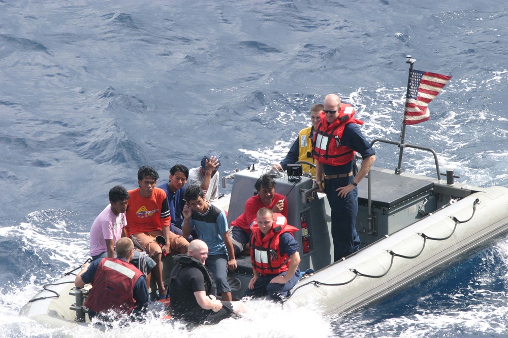 Sailors rescue Filipino mariners
