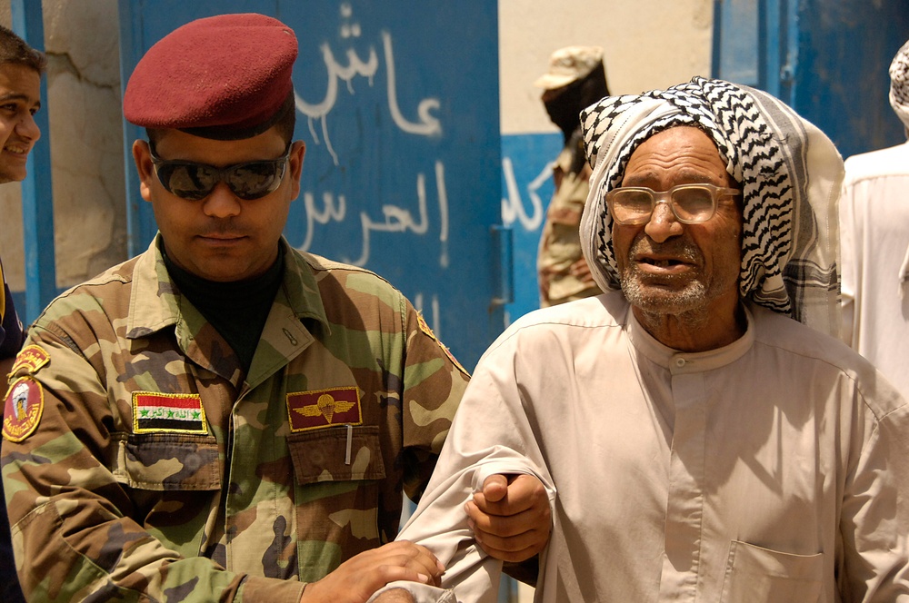 Iraqi Soldiers Conduct Humanitarian Effort in Sadr City