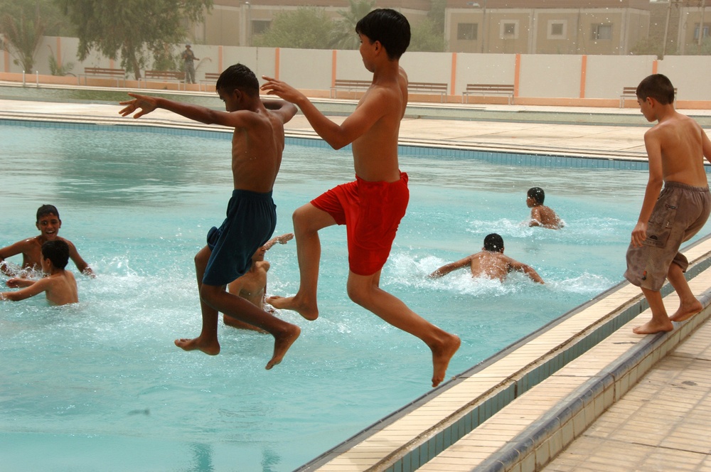 Al Jadida pool opening makes big splash