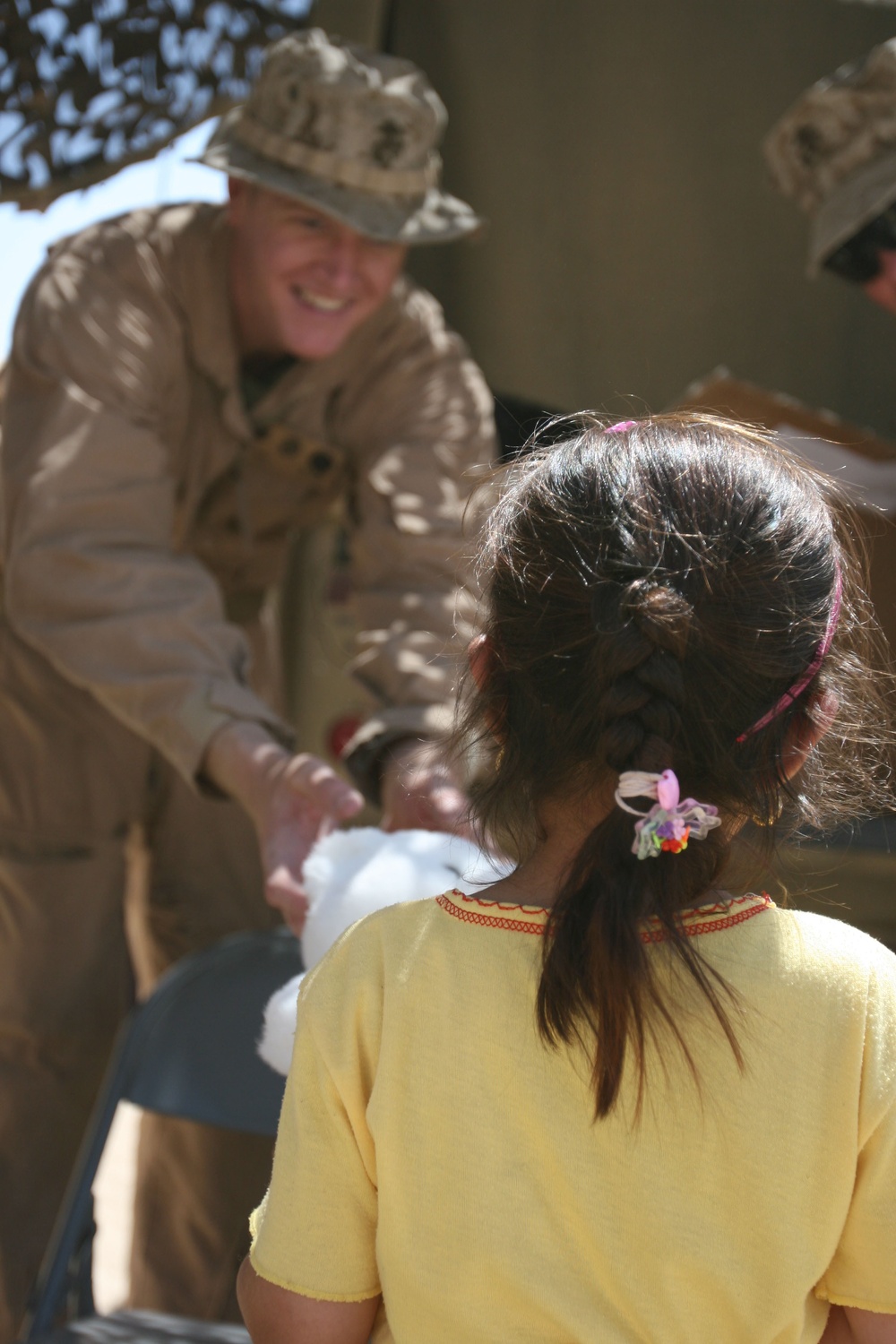 Oahu children, Hawaii Marines deliver teddy bears to Iraqi kids