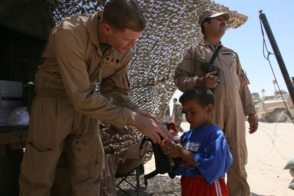 Oahu children, Hawaii Marines deliver teddy bears to Iraqi kids