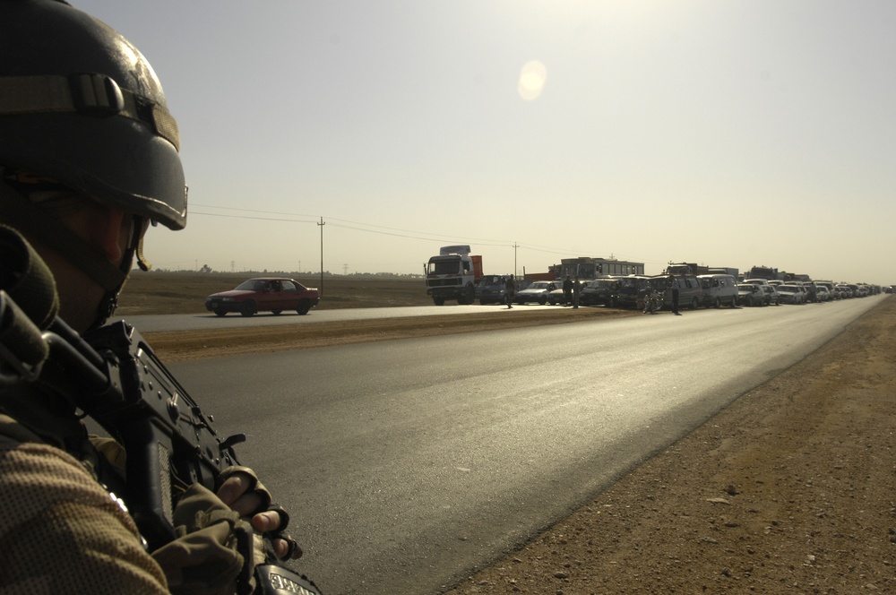 Iraqi Army and Polish Soldiers Conduct Checkpoint