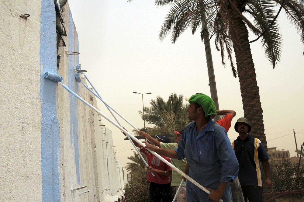 Iraqis Beautify Barriers in Sadr City